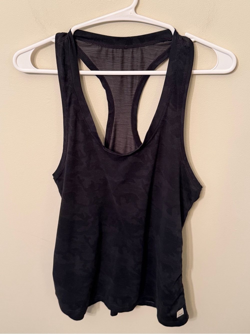 Vuori Luxe Tank Top in Black Camo size Medium